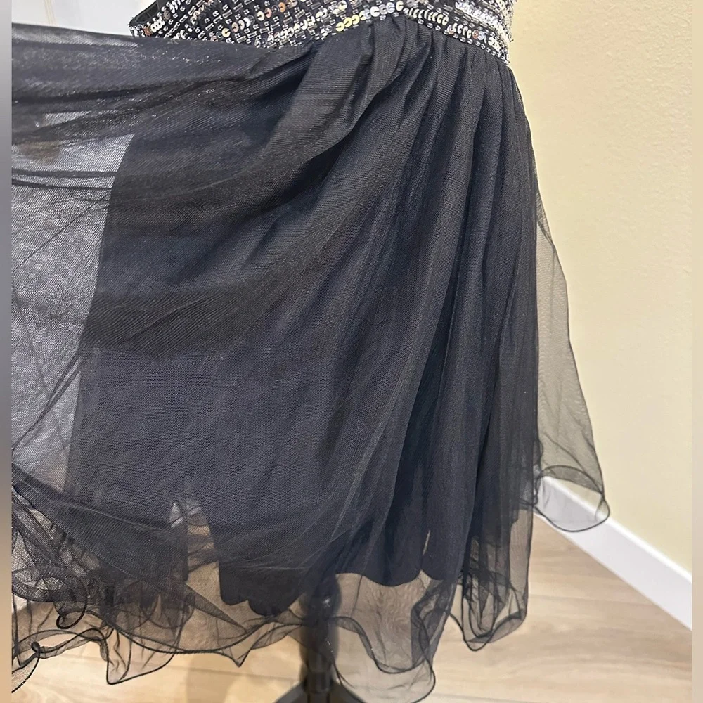 Fancy unique black & white tulle halter mini dress. By Blondie. Size 1 - Picture 4 of 9